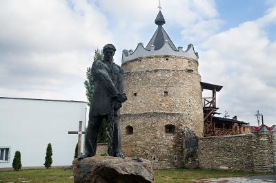 Пам'ятник Кармалюку на фоні вежі Летичівського замку