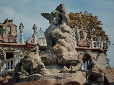 Фігура кентавра на фоні будинку скульптора у Луцьку