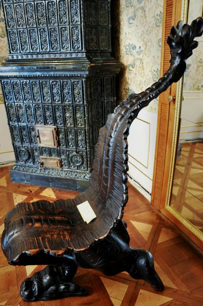 Деревянный стул необычной формы во Львовском историческом музее