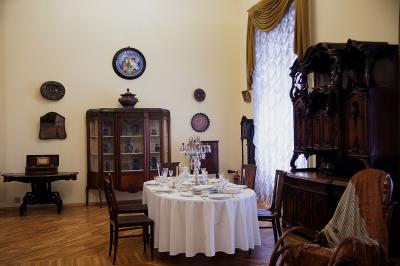 Зал с коллекцией фарфора в Музее этнографии и художественного промысла