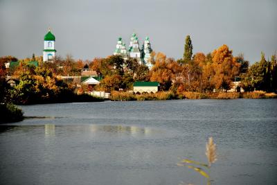 Вид с речки на Свято-Троицкий собор в Новомосковске