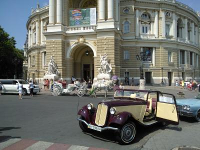 Ретро-автомобіль біля головного входу до Одеського театру опери та балету