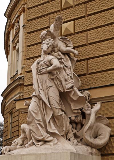 Скульптурная группа "Трагедия" Одесского театра оперы и балета