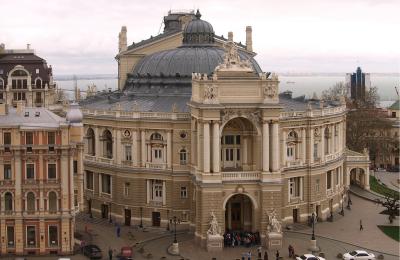 Вид з висотної будівлі на Одеський оперний театр та море за ним
