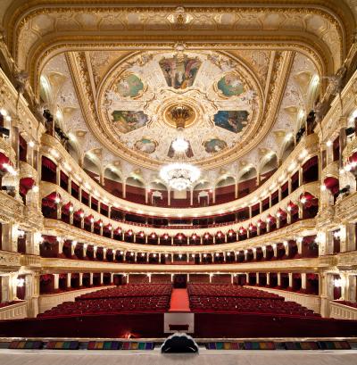 Вид зі сцени в зал Одеського театру опери та балету