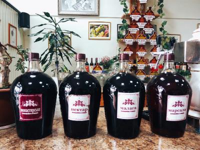 Бутыли с вином на рынке Привоз в Одессе
