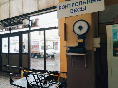 Контрольные весы и грузовые тележки на рынке Привоз в Одессе