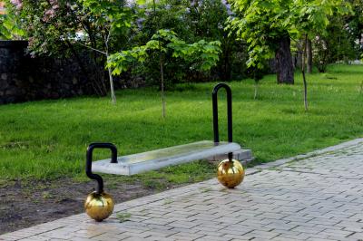Необычная лавочка в парке имени Тараса Шевченко в Киеве