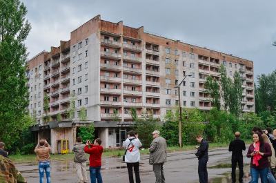 Туристы на одной из улиц Припяти