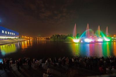 Глядачі спостерігають за світловим шоу фонтана Рошен у Вінниці