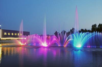 Різнокольорові струмені фонтану Рошен у Вінниці
