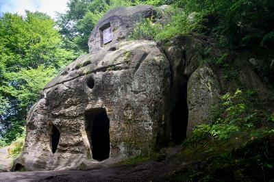 Наскельний печерний монастир у Розгірче