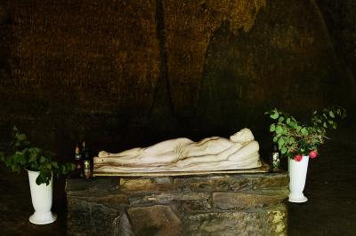 Каменная скульптура Христа после распятия в пещере монастыря