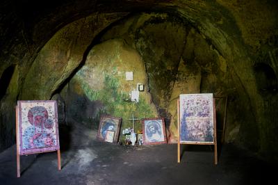 Древние иконы в пещере монастыря в Розгирче