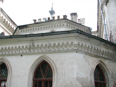 Елементи декору над вікнами Шарівського палацу