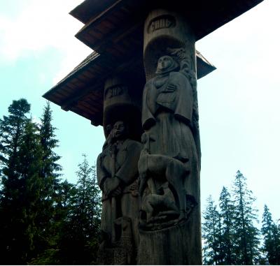 Деревянные резные фигуры Сини и Вира возле озера Синевир