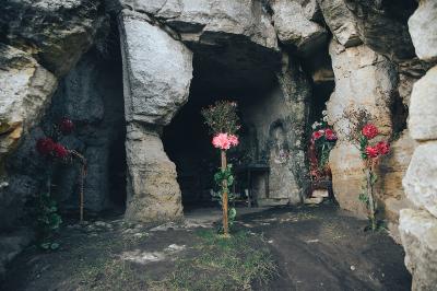 Вхід до Язичницької печери у Монастирку