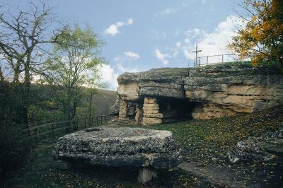 Жертовний камінь і скельний храм у Монастирку