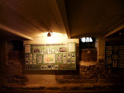 Стенд з фотографіями у Музеї політичних в’язнів у Тернополі