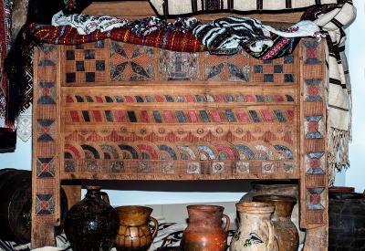 Сундук с одеждой и другие экспонаты в этногалерее "Наследие"