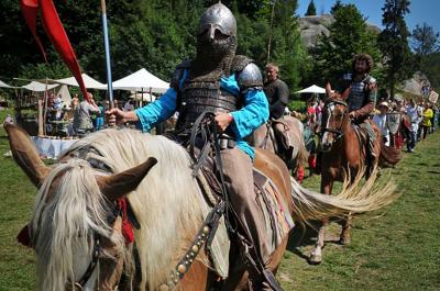Всадники в средневековых костюмах на фестивале "Ту Стань!"