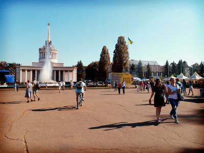 Посетители прогуливаются по центральной аллее Национального экспоцентра Украины в Киеве