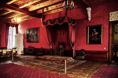 Інтер'єр червоної зали з троном у Золочівському замку